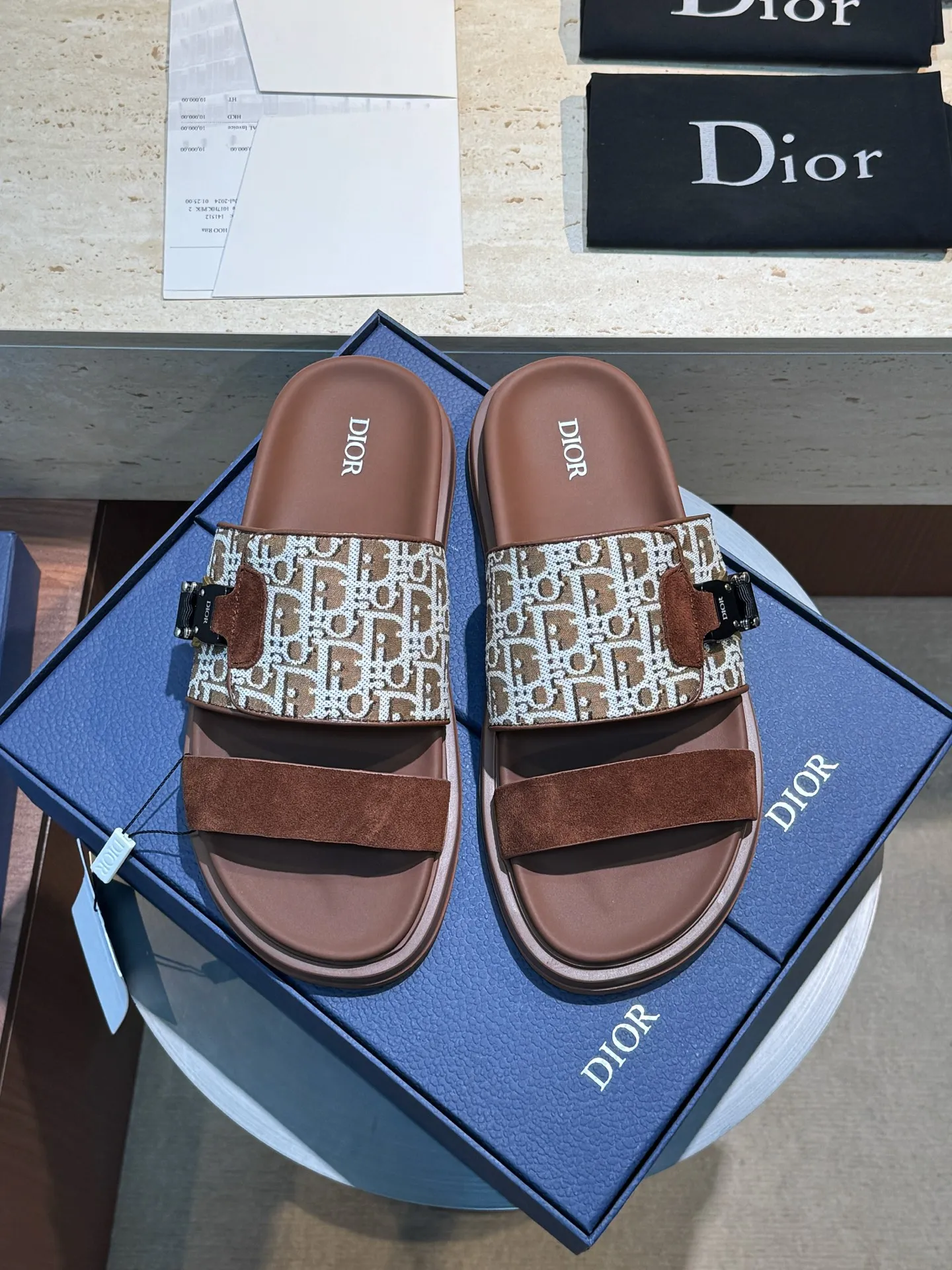 Factory price: 340💰Djia Aqua men's slippers and sandals, Dior's Aqua sandals are elegant and casual. The cross-strap design is reinterpreted in CD Diamond canvas, inspired by the brand's archives. Finished with a branded logo and tonal notch sole, they can be worn easily with shorts or jeans for a sophisticated look. Cowhide spliced ​​canvas + cowhide lining + rubber outsole Size: 39-44 (38 45 customized)